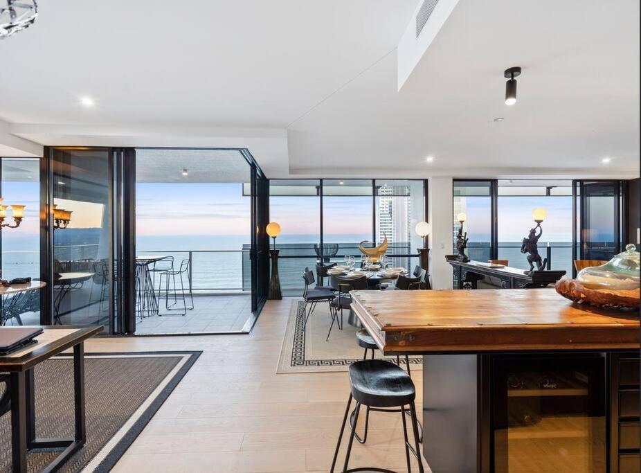 Exclusive Circle On Cavil Sub-Penthouse Luxury Apt - Hosted By Coastal Letting โกลด์โคสต์ ภายนอก รูปภาพ